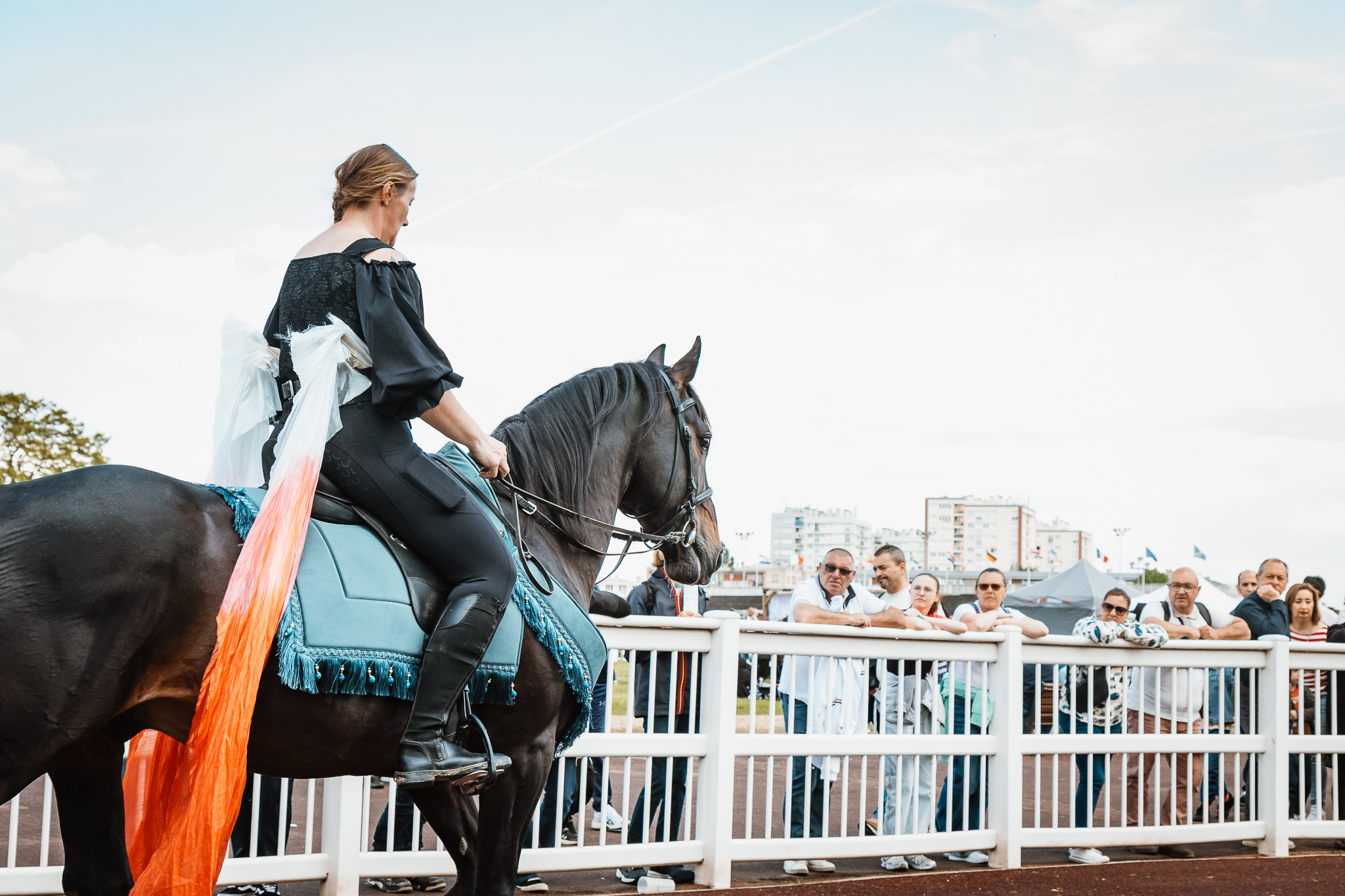 Cavalière et public à Enghien lors de Race & Care 2026