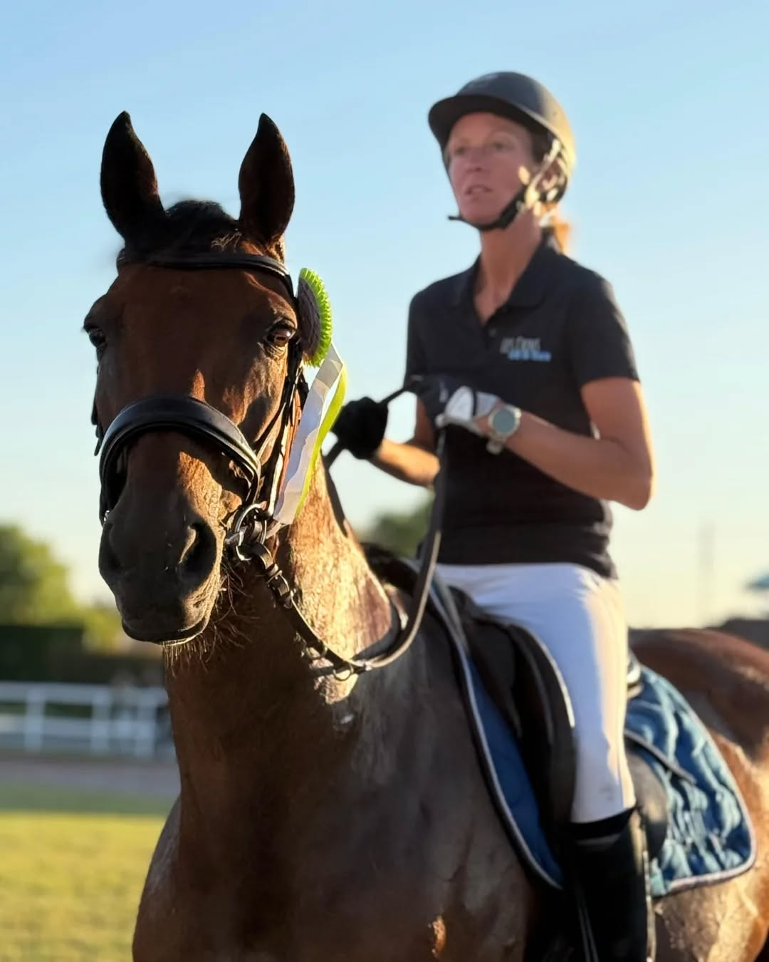 Cavalière et cheval lors d’une journée #RaceAndCare