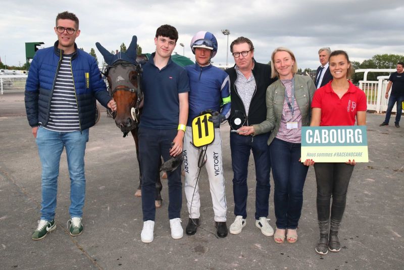 Cheval et public sur un hippodrome lors de #RaceAndCare